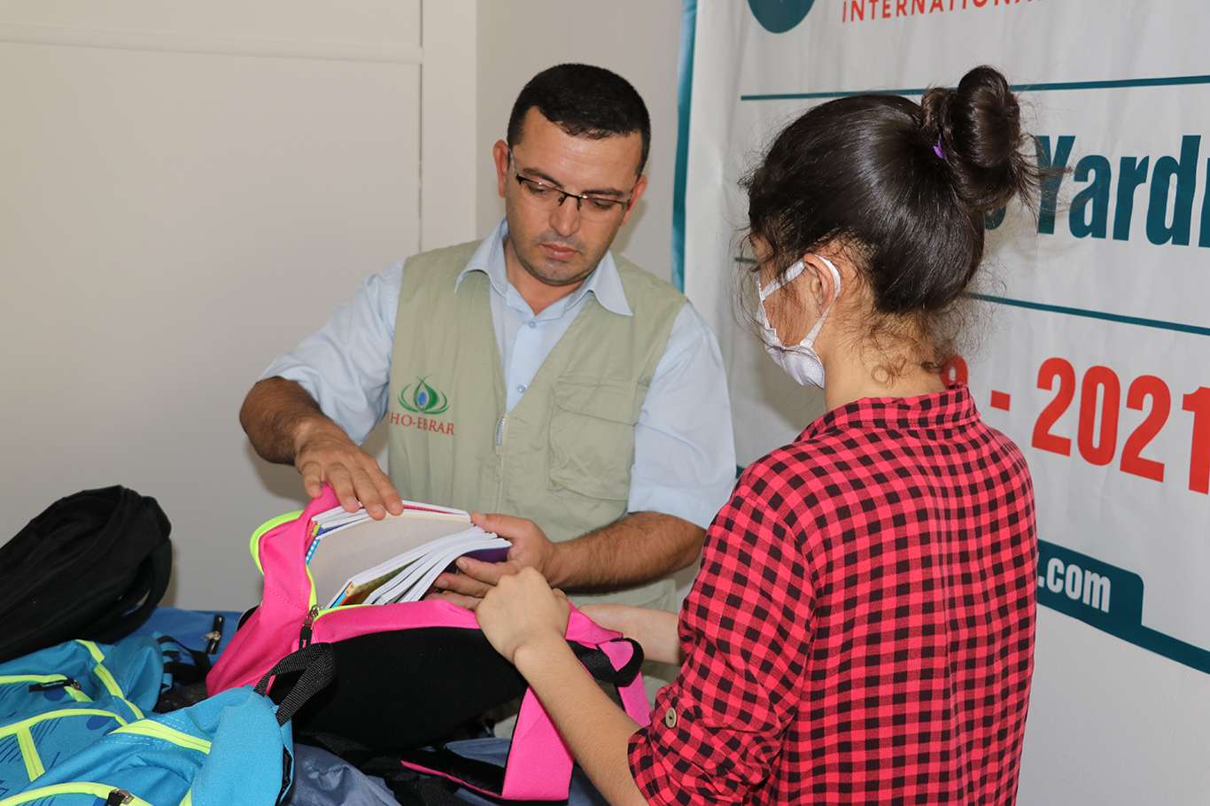 IHO-EBRAR yetim öğrencilere kırtasiye yardımında bulundu IHO-EBRAR yetim öğrencilere kırtasiye yardımında bulundu